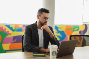 Matheus Neves, contador especializado em contabilidade para médicos, clínicas e negócios da área da saúde, analisando documentos e auxiliando clientes na redução de impostos e otimização financeira.